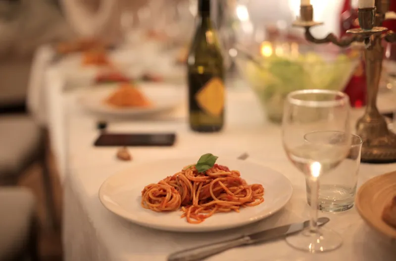 La tavola come rito: quando il vino italiano è memoria collettiva