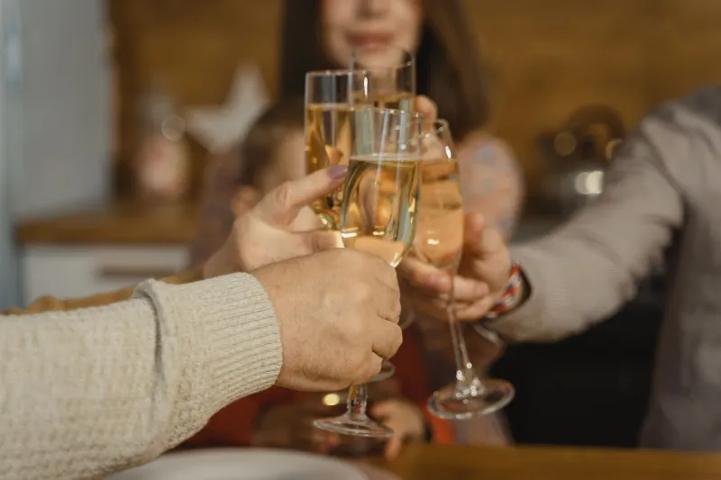 Domenica a tavola con le bollicine: la guida agli spumanti italiani portata per portata